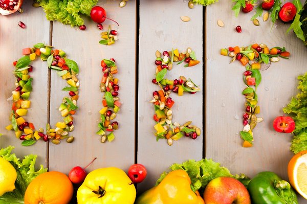 Comment préparer une salade de fruits d'été avec un sirop à la verveine?